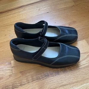 Black Anne Klein ballet flats
